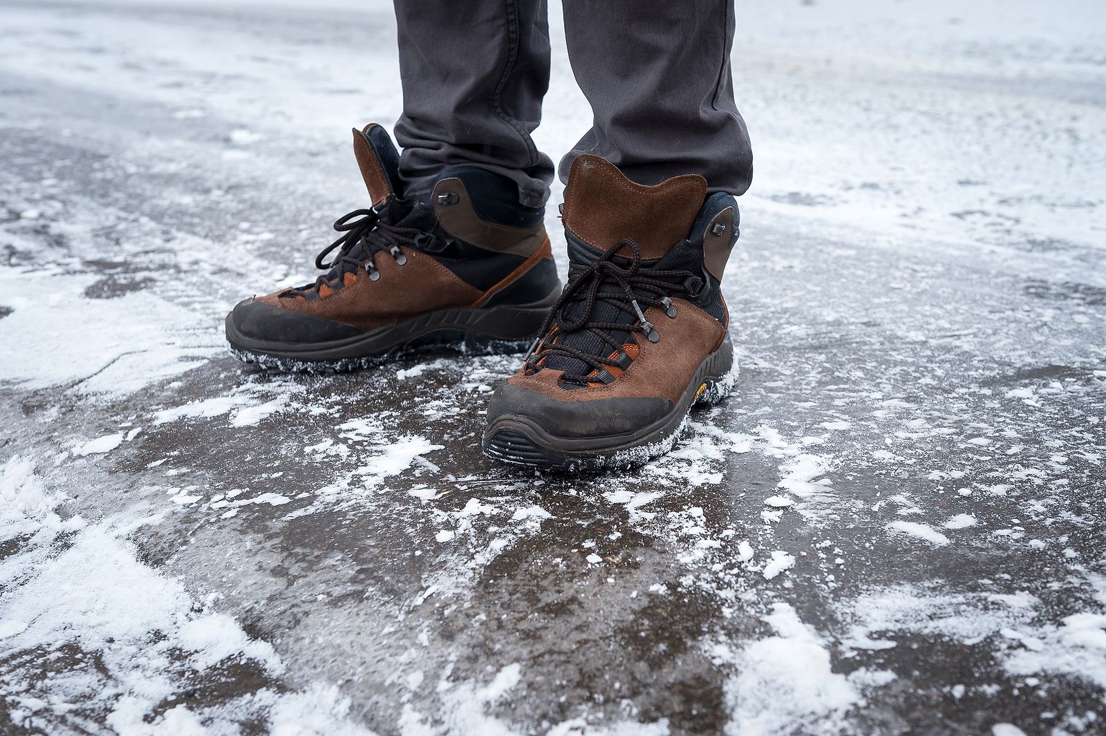 BLUEVER Crampones, 32 Dientes Tacos de Hielo Tracción Antideslizante  Empuñaduras de Nieve para Botas Zapatos para Caminar, Senderismo, Escalada,  Pesca y Montañismo : : Deportes y aire libre