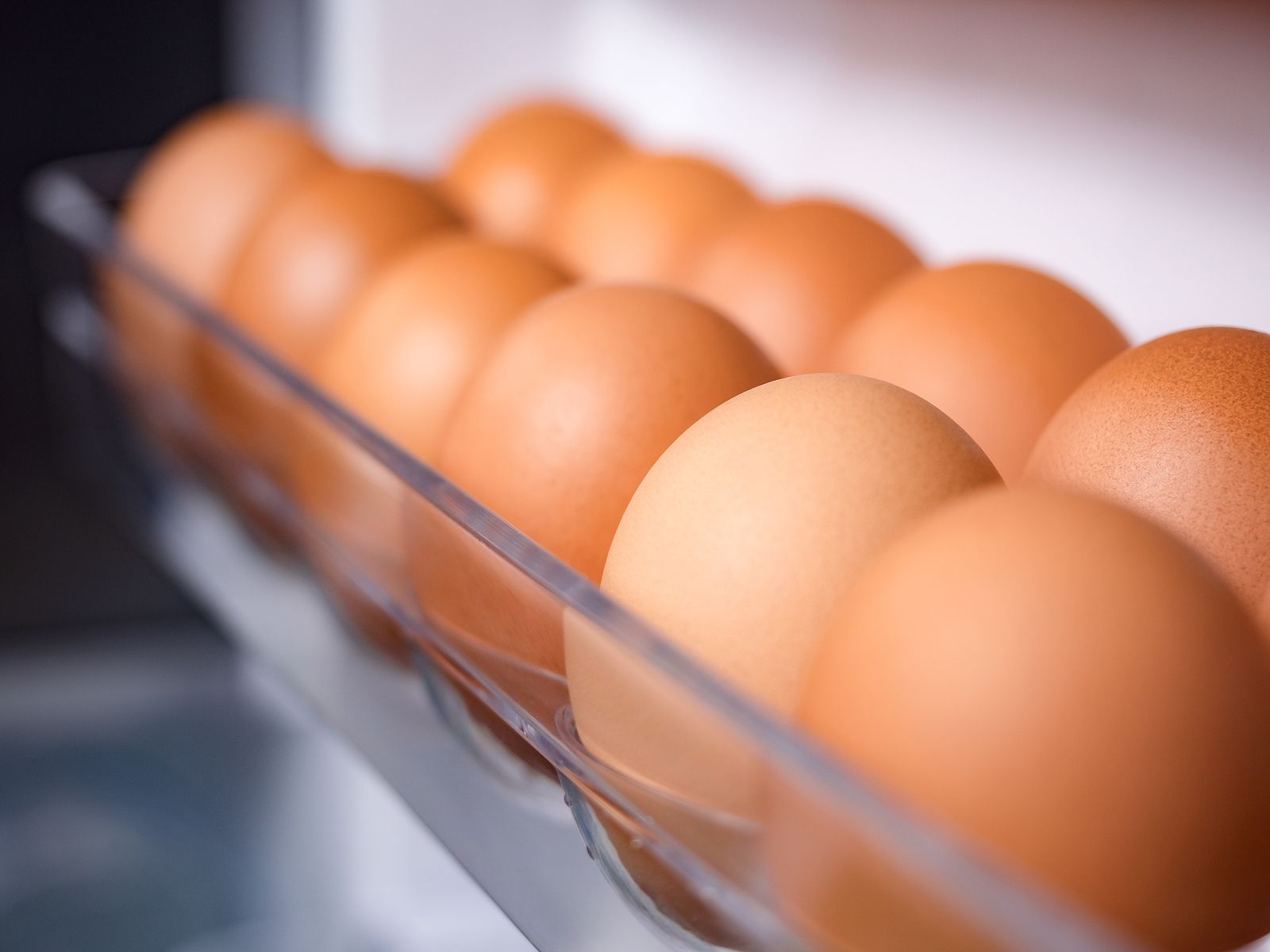 Los huevos, ¿mejor dentro o fuera de la nevera? 