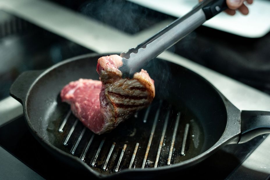 Así se debe cocinar la carne para que quede jugosa y dorada