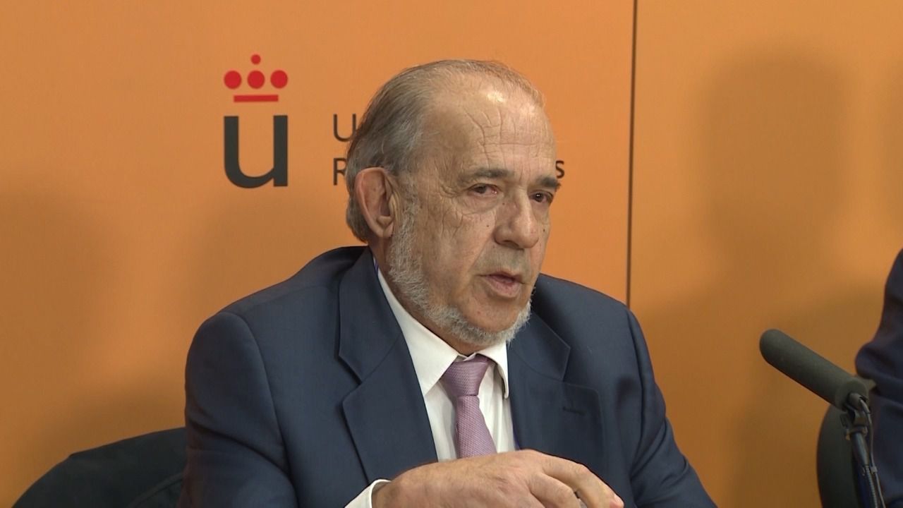 Muere Enrique Álvarez Conde, director del máster de Cifuentes