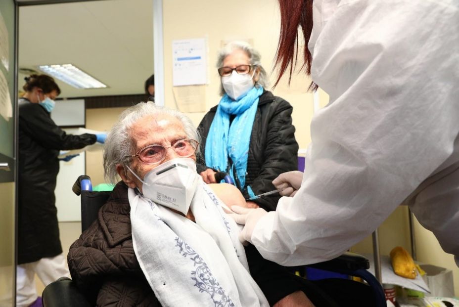 EuropaPress 3567743 vacunacion mayores 80 anos centro salud torre ramona zaragoza