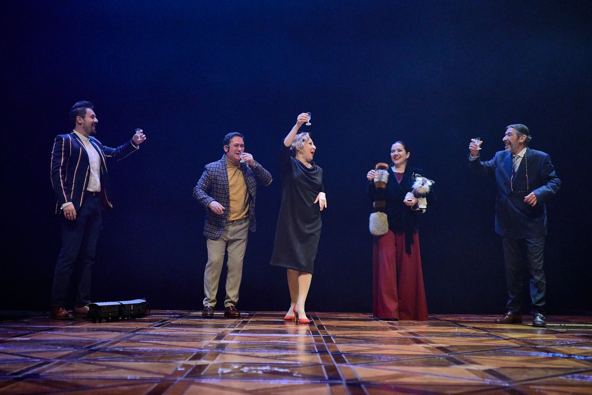 Varios miembros del reparto de El jardín de los Cerezos en el Teatro Nacional de Cataluña (TNC)