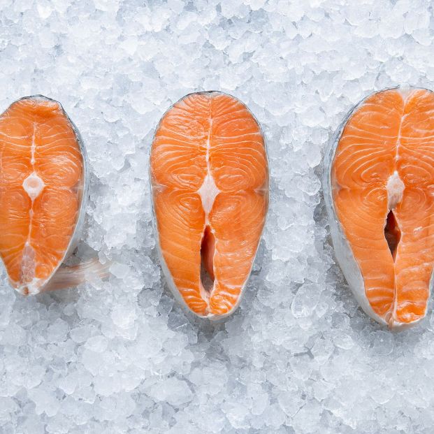 No, no vas a pillar anisakis comiendo pescado bien congelado o