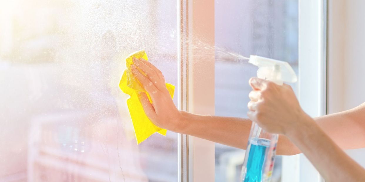 El truco para limpiar las ventanas por fuera y dejarlas relucientes