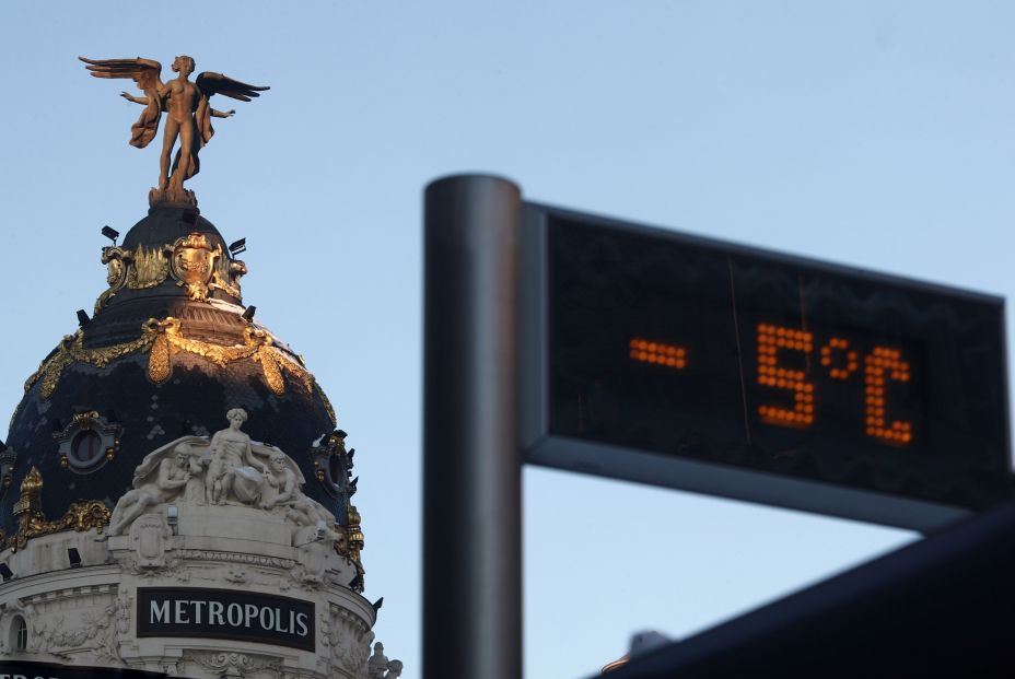 termometro situado parada autobus cercana edificio metropolis marca  5