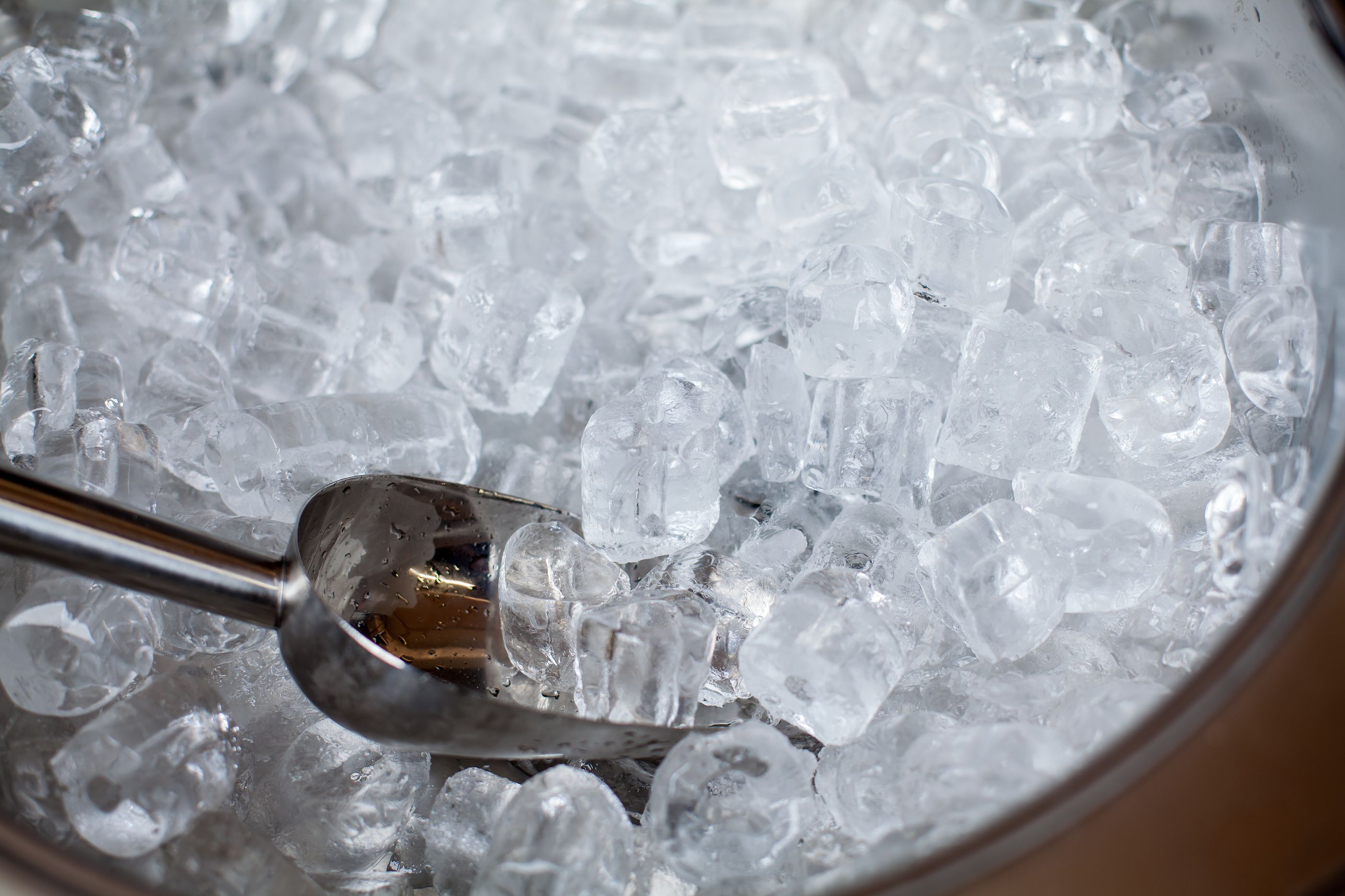 Cómo hacer cubitos de hielo que duren tanto como los de los bares