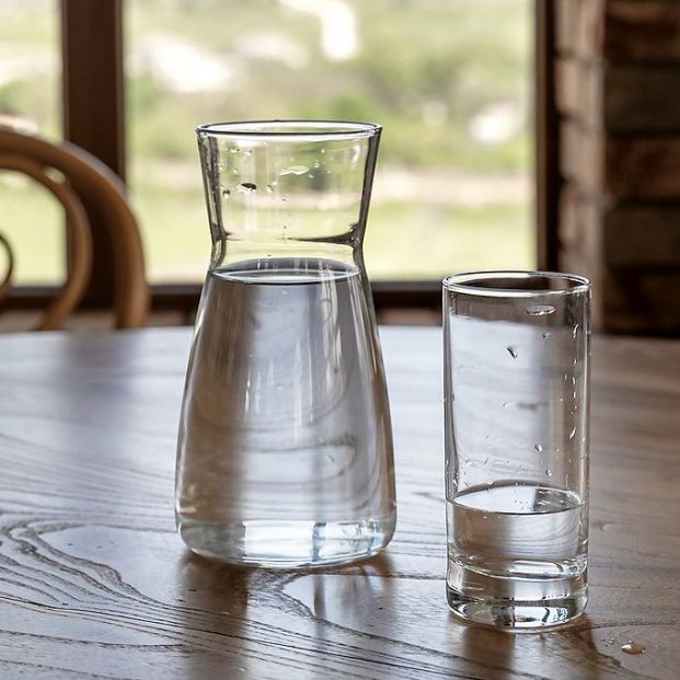 https://www.65ymas.com/uploads/s1/77/50/75/bigstock-water-in-jug-and-glass-on-wood-425557202_1_621x621.jpeg