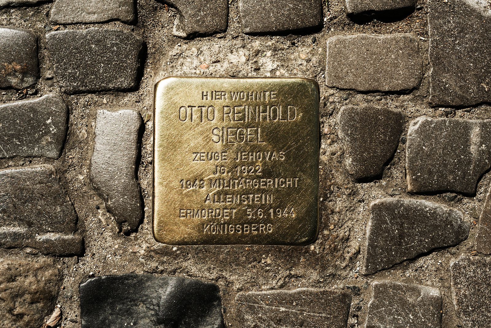 La sorprendente historia de los adoquines Stolpersteine de algunas aceras españolas (Foto Bigstock) 