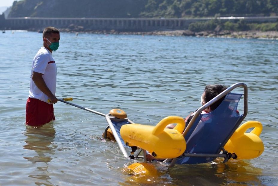 La playa Gran de Palamós (Girona) impulsa un nuevo sistema para las personas con movilidad reducida. EuropaPress 