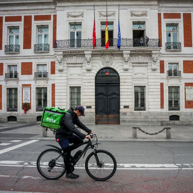 EuropaPress 2847279 rider uber eats circula puerta sol madrid espana 19 abril 2020