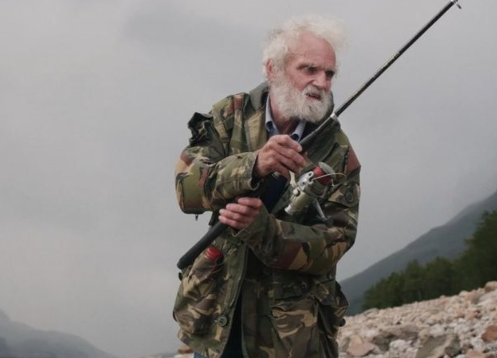 La historia de un hombre de 74 años que lleva 40 viviendo solo en un bosque
