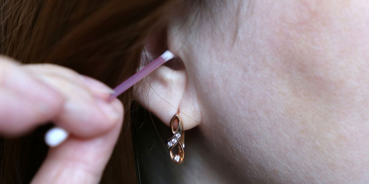 Un estudio reafirma la inconveniencia del uso de bastoncillos para los oídos