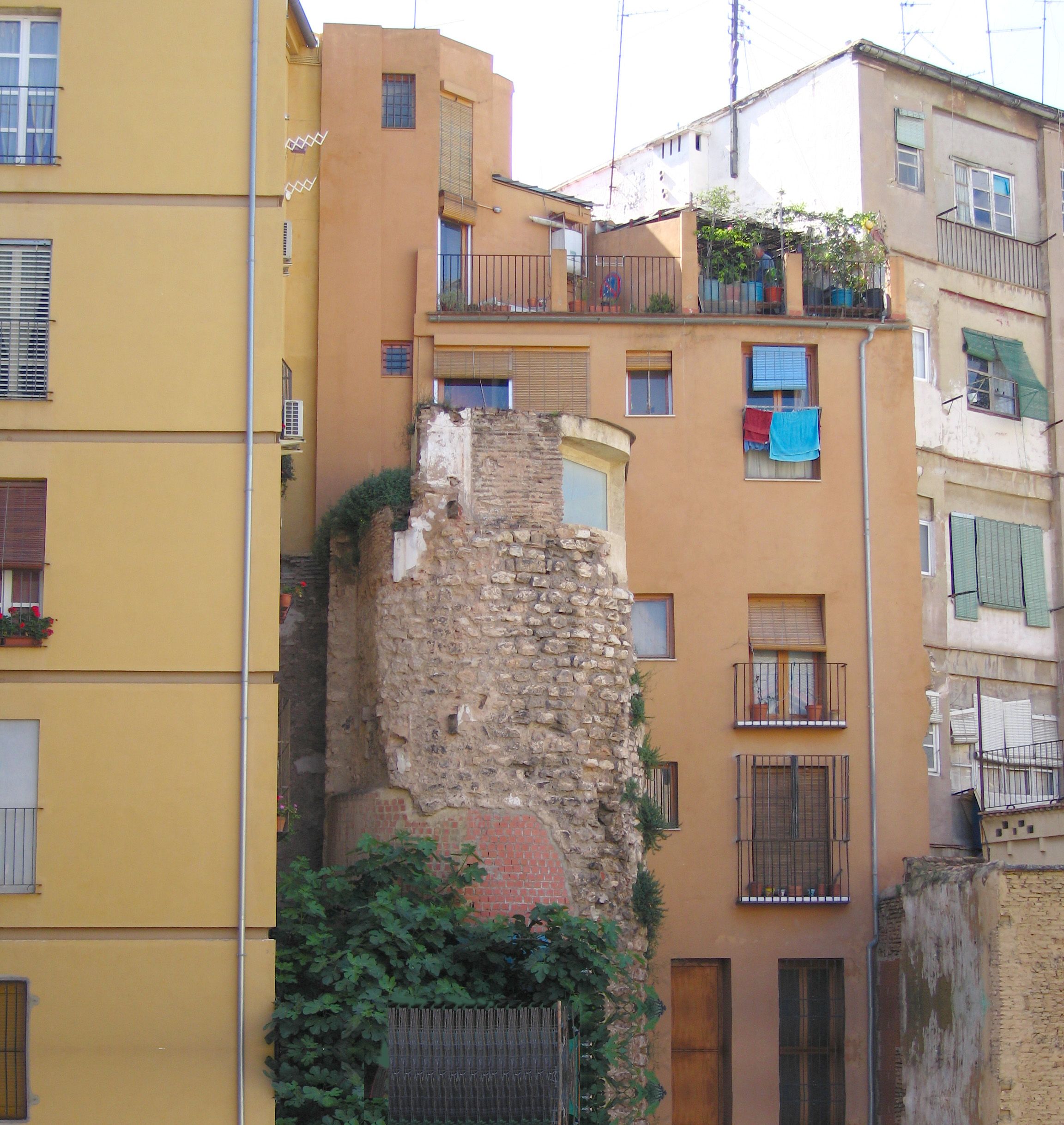 Dos vecinos de Valencia deben hacer frente a la rehabilitación de parte de una muralla del siglo XI. Foto: Europa Press