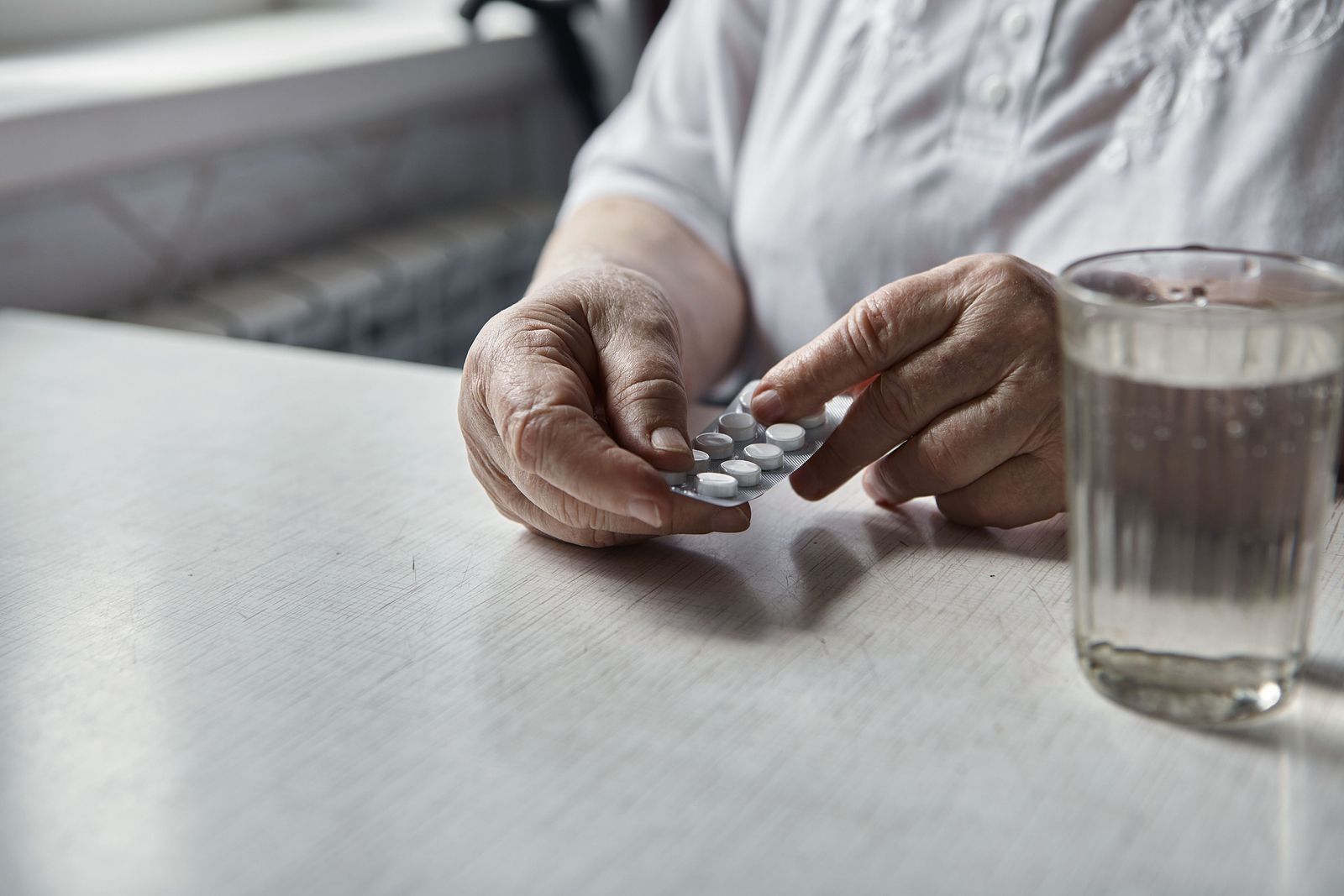 mujer tomando pastilla