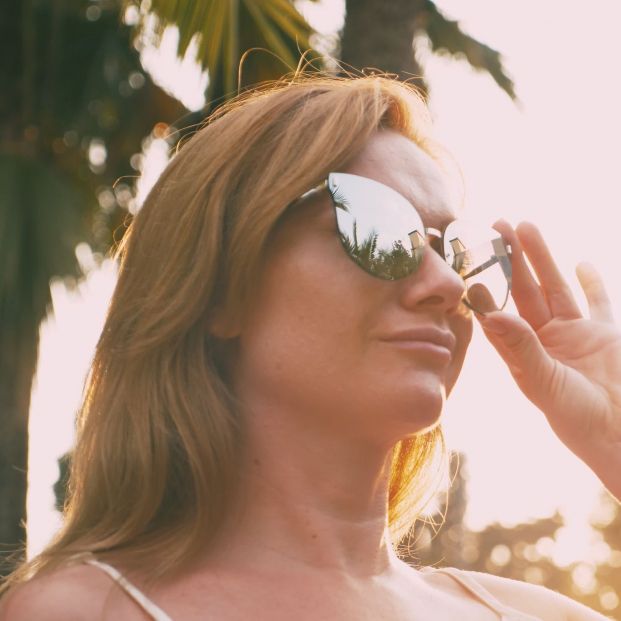 Mujer con gafas de sol estilo mariposa