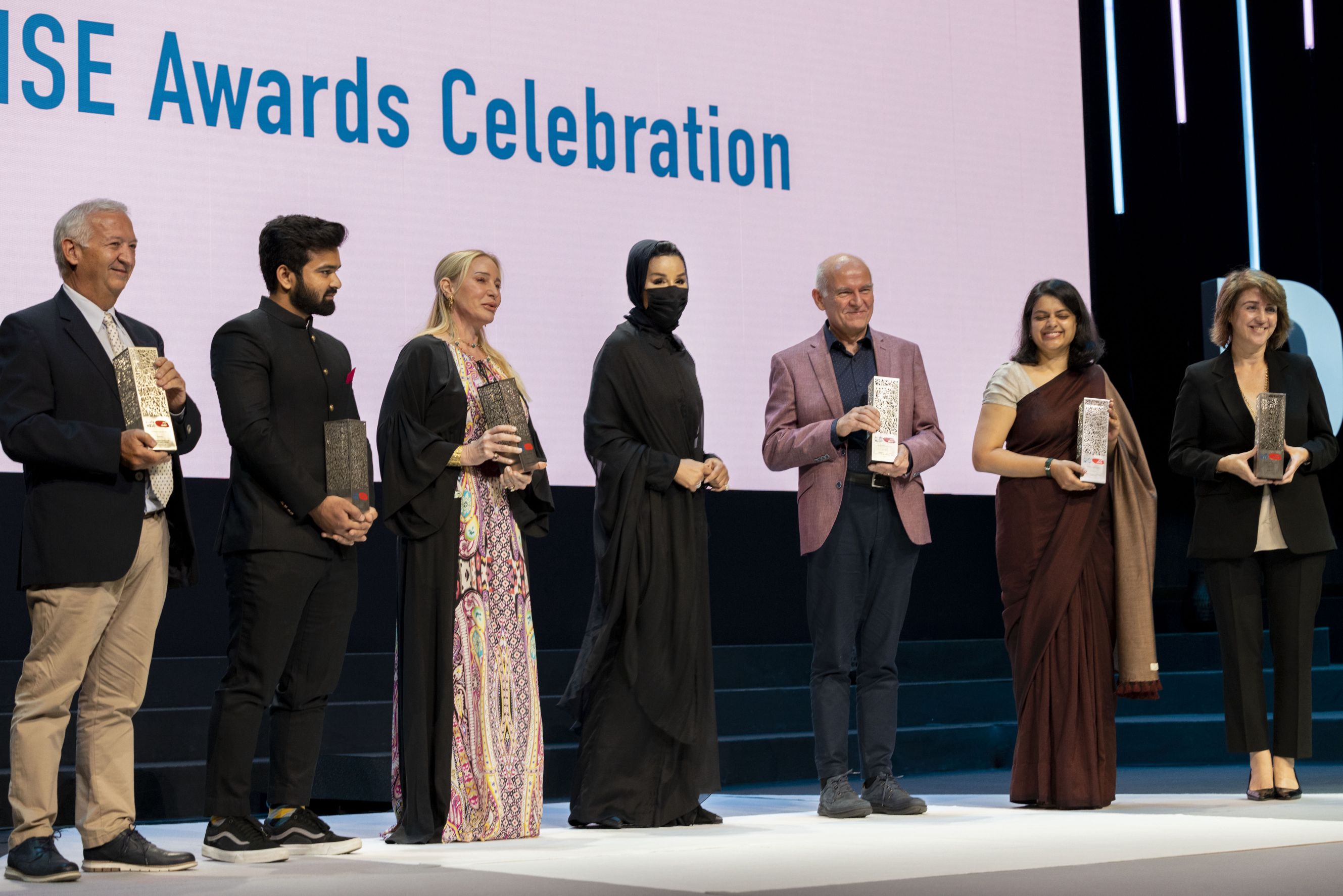 Magdalena Brier, en primer lugar a la derecha, junto a los representantes de las  organizaciones premiadas durante la gala de entrega de los Premios WISE