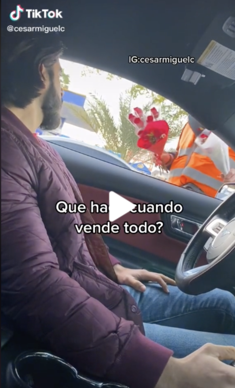 El conmovedor vídeo de un hombre mayor que vende flores entre los coches parados en un semáforo