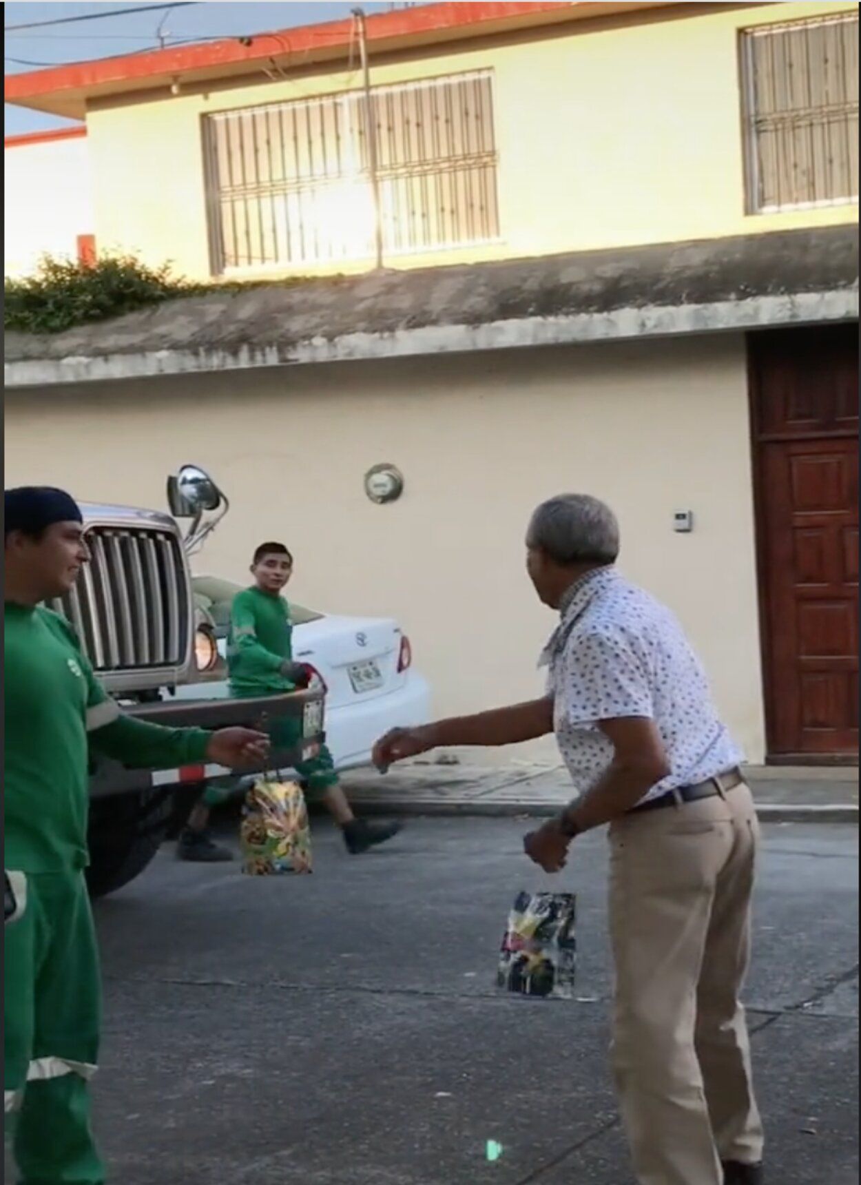 VÍDEO: El tierno gesto de un abuelo con los trabajadores de la limpieza