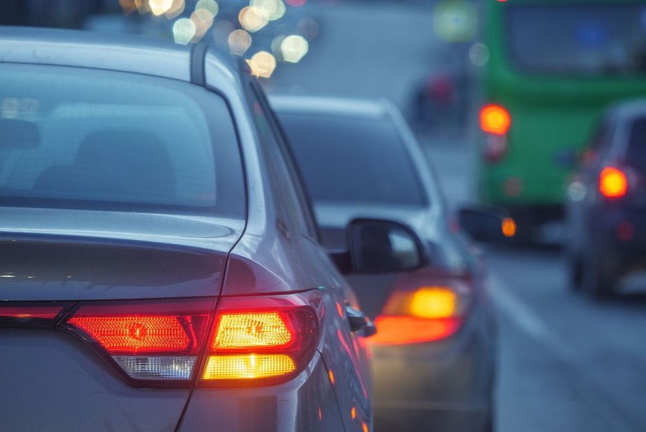 La DGT aclara cuándo es obligatorio llevar encendidas las luces del coche