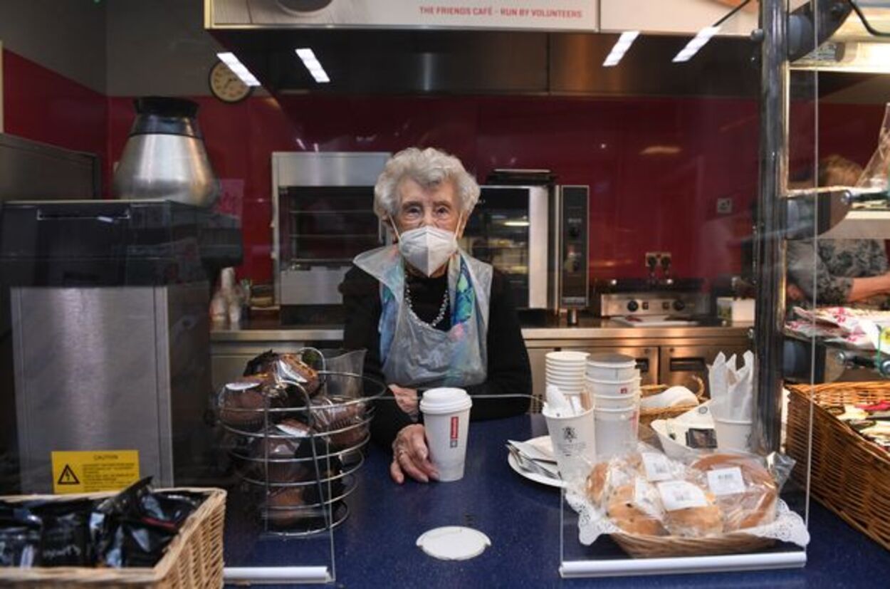 Beryl Carr, la mujer de 100 años que trabaja en una cafetería de Londres: "Es mi salvavidas"