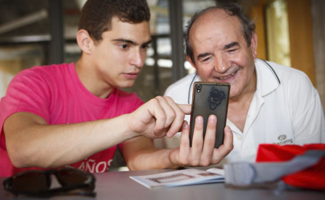 Conecta Joven: cuando los jóvenes son los que forman a los mayores